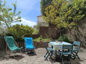 a table and four chairs sitting in a yard at La Casa di Sisi in Rapallo