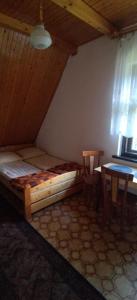 Giường trong phòng chung tại Noclegi Beskidzkie