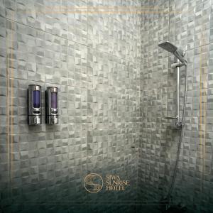baño con ducha y puerta de cristal en Siwa Sunrise Hotel en Siwa