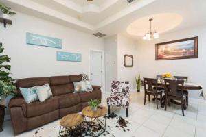 Χώρος καθιστικού στο Charming 1 Bedroom Retreat!
