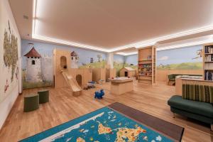 - une chambre pour enfants avec une fresque murale représentant le château dans l'établissement Luxury and Nature House Moarlhof, à Castelrotto