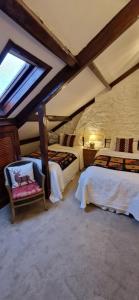 um quarto com 2 camas e uma janela em Belvedere House em Middleton in Teesdale