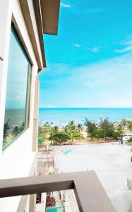 a view of the beach from the balcony of a building at Khách sạn Tân Trường Sơn in Sầm Sơn