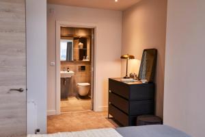 Un dormitorio con una cama, un lavabo y un espejo. en Charles Hope Manchester Centre, en Mánchester 13 fotos más