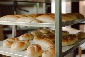 um monte de pães em bandejas numa padaria em Penzion u Hanky em Telgárt