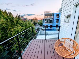 balcón con 2 sillas y barandilla en Luxurious 3 Bedroom Apt with a beautiful balcony, en Washington