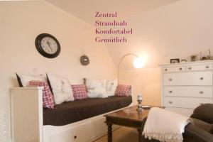 Zimmer mit einem Bett und einer Uhr an der Wand in der Unterkunft Ferienwohnung Strandgut in Prerow