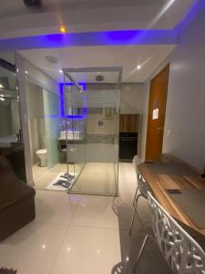 Habitación con baño con ducha acristalada. en Motel My Flowers, en São Paulo