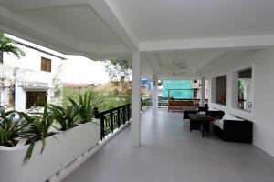 ein Wohnzimmer mit Pflanzen auf einem Balkon in der Unterkunft Bamboo9 Boutique in Phnom Penh