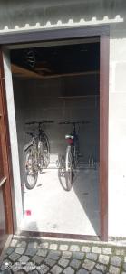 dos bicicletas están estacionadas en un garaje en Penzion U Splavu, en Loket