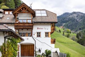 O vedere generală la munți sau o vedere la munte luată de la acest apartament