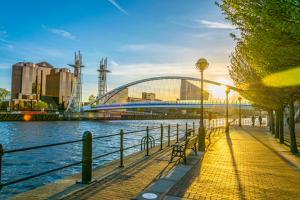 een brug over een waterlichaam met een stad bij Primrose House - 3 Bedroom Home in Manchester in Manchester