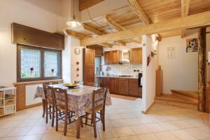 kuchnia i jadalnia ze stołem i krzesłami w obiekcie Casa Michod - Nonno Marcel w mieście Châtillon
