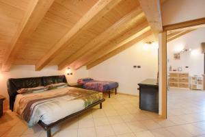 sypialnia z dużym łóżkiem i drewnianym sufitem w obiekcie Casa Michod - Nonno Marcel w mieście Châtillon