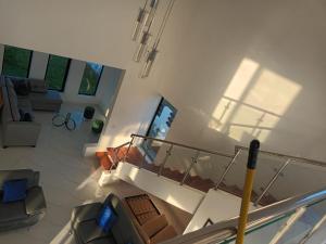  Elle comprend un salon doté d'un balcon. dans l'établissement VILLA FLORENCE HOYO CACAO, à Las Terrenas