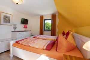 a bedroom with a bed and a window at Ferienhaus Pöhlbergblick in Großrückerswalde