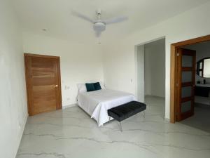 une chambre avec un lit et un ventilateur de plafond dans l'établissement VILLA FLORENCE HOYO CACAO, à Las Terrenas 30 autres photos