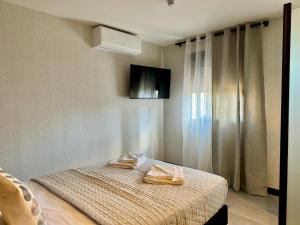 1 dormitorio con 1 cama con 2 toallas en Boutique Palacio en Alicante