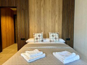 um quarto com uma cama com toalhas em Boutique Palacio em Alicante