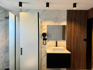 uma casa de banho com um lavatório e um espelho em Boutique Palacio em Alicante