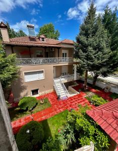 an aerial view of a house with a yard at Villa in Ptolemaida 