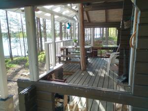 a screened in porch with a table and chairs at Kalliomökki in Puumala