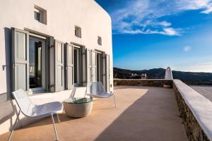 - deux chaises sur le balcon d'une maison dans l'établissement Velanos Villa, à Plintri
