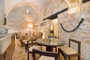 a kitchen and dining room with a table and chairs at La cueva de medina-sidonia in Medina Sidonia