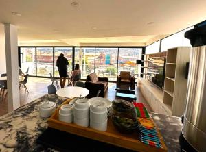 een woonkamer met een tafel en een dienblad met eten bij Mama's House in Cuzco