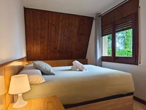 sypialnia z dużym łóżkiem i oknem w obiekcie Can Nitu w mieście Camprodon