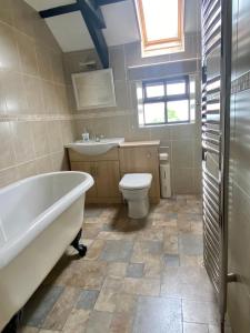 Ένα μπάνιο στο Trysor Holiday Cottage, Cardigan Bay with sea views