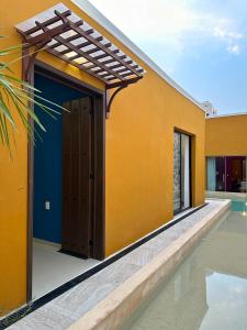 un edificio con una puerta abierta junto a una piscina en Viveza - Downtown en Campeche