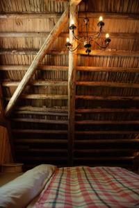 Ein Bett oder Betten in einem Zimmer der Unterkunft Gaismas klēts