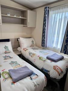 Postel nebo postele na pokoji v ubytování Stylish 3-bed Mobile Home on St Helen's Coastal Resort, Isle of Wight + 19 fotografií