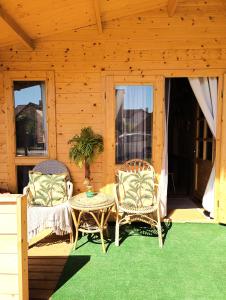 un patio con 2 sillas y una mesa en un porche en Dreamholia en Jastarnia
