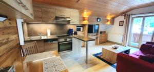 a kitchen and living room in a log cabin at Gästehaus Hanauerbichl in Schönau am Königssee