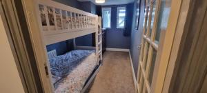セント・レオナルズにあるBasement flat in St Leonardsの二段ベッド2組が備わる客室です。