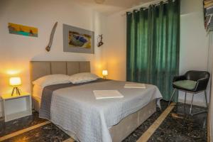 sypialnia z łóżkiem i zieloną zasłoną w obiekcie Juric 32 w Hvarze