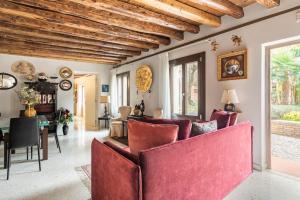 - un salon avec des chaises rouges et une table dans l'établissement Cinqueteste Luxury Home, à Venise