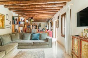 a living room with a couch and a tv at Cinqueteste Luxury Home in Venice