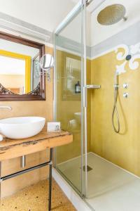 La salle de bains est pourvue d'un lavabo et d'une douche en verre. dans l'établissement Cinqueteste Luxury Home, à Venise