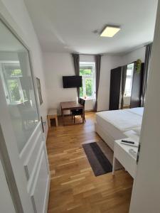 um quarto com uma cama, uma secretária e uma porta em Sweet Dreams em Viena
