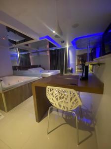 een keuken met een bureau en een stoel in een kamer bij Motel My Flowers 3 in Sao Paulo +3 foto's