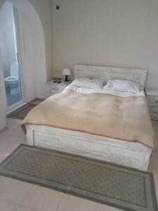 a bedroom with a large bed with a large bed sidx sidx sidx at Tamarisi in Marneuli