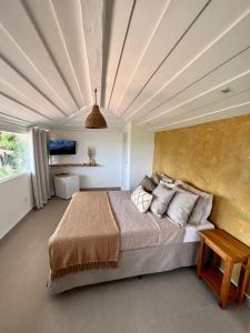 Schlafzimmer mit einem großen Bett und einer Decke in der Unterkunft Pousada Blanca Inn in Búzios