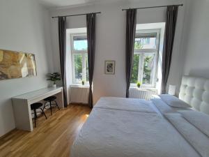 um quarto com uma cama grande e 2 janelas em Sweet Dreams em Viena