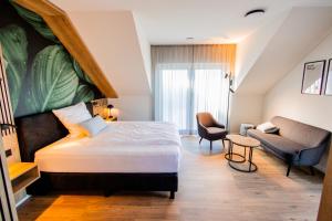 1 dormitorio con 1 cama, 1 sofá y 1 silla en Boardinghouse Hense en Lingen
