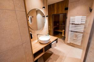uma casa de banho com um lavatório e um espelho em Boardinghouse Hense em Lingen