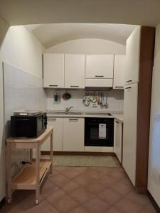 A kitchen or kitchenette at Casa di Via Porta Dipinta Még 13 kép