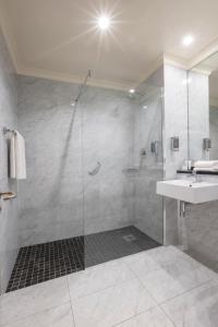 uma casa de banho com um chuveiro e um lavatório. em Salthill Hotel em Galway